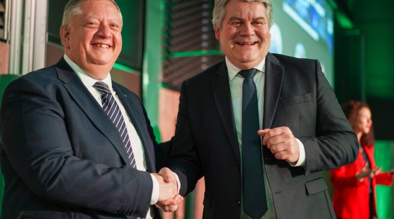 FCE et Accor signent une convention pour valoriser les établissements éco-certifiés dans le dispositif Destinations Innovantes Durables FCE et Accor signent une convention pour valoriser les établissements éco-certifiés dans le dispositif Destinations Innovantes Durables